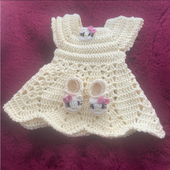 Adorable! Hello kitty, pearl button crochet baby booties and dress set - Picture 5 of 15